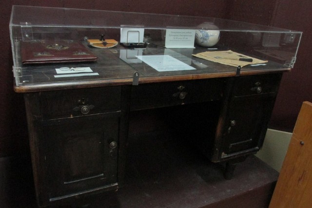 2. Стіл, за яким працювало три академіки